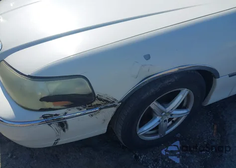 2004 Lincoln Town Car Ultimate z USA, uszkodzony, nr VIN 1LNHM83WX4Y631136